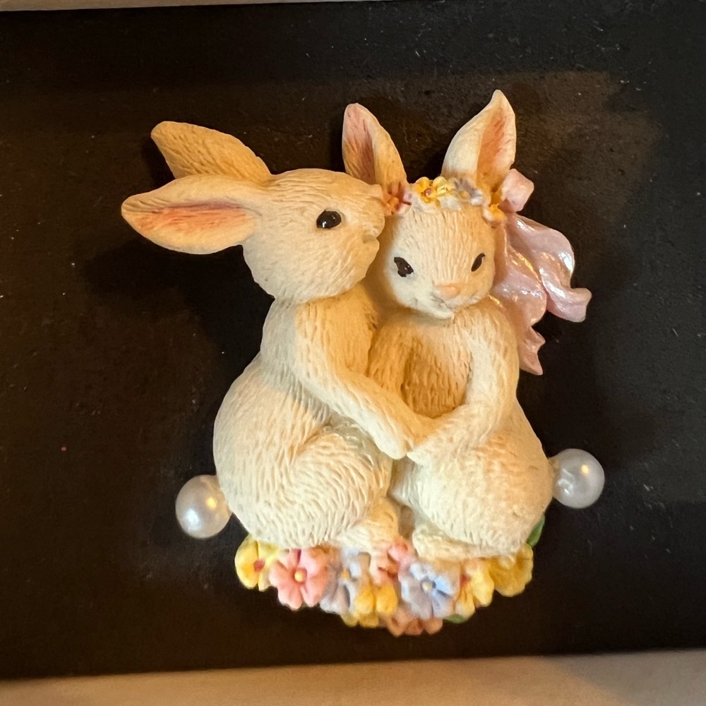 Mr. & Mrs. Bunny Vintage 1999 Avon “Novelty Bunny” Pin in Original Box. Wedding